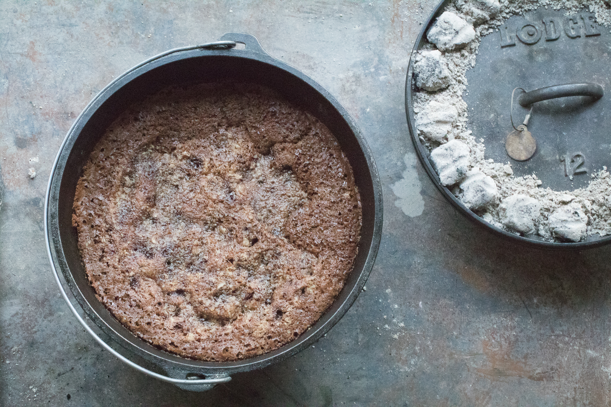 gingerbread-in-camp-dutch-oven